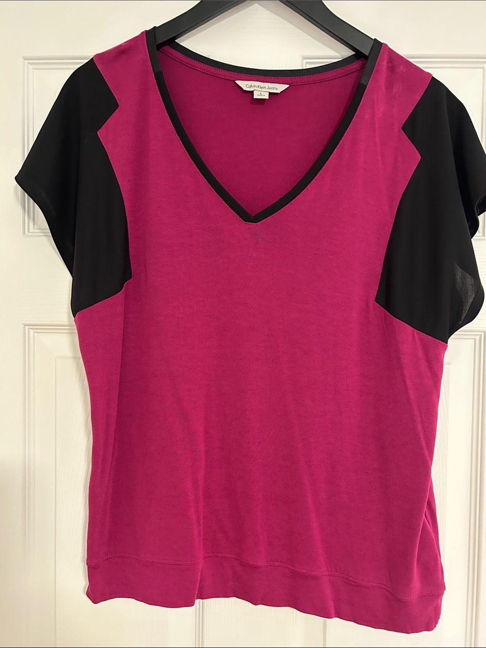 Calvin Klein Jeans Magenta V-Neck Top with Black Accents L